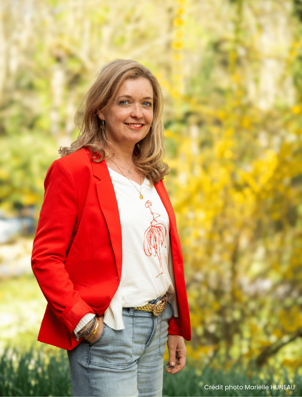 Karine Lorin, coach certifiée en gestion de carrière à Poitiers, posant en extérieur pour son cabinet à Poitiers